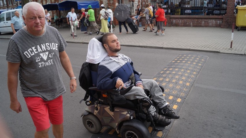 "Wózkiem przez Polskę". Niepełnosprawny Bartek dotarł do...