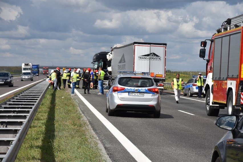 Wypadek na autostradzie. Odcinek Września - Poznań wciąż nieprzejezdny [FOTO]