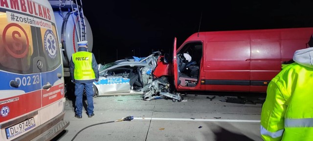 Wypadek na autostradzie A4 w stronę Legnicy 8.12.2022 r. Bus uderzył w radiowóz i wepchnął policjantów pod cysternę
