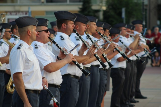 W piątkowym koncercie udział wzięły dwie orkiestry wojskowe: Orkiestra Wojskowa w Radomiu oraz Orkiestra Reprezentacyjna Sił Powietrznych z Poznania.