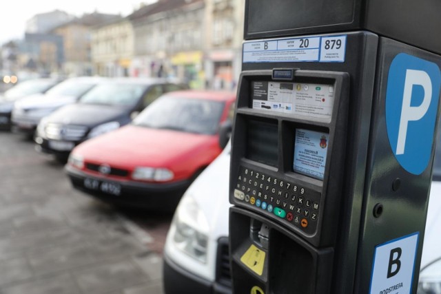 Obecnie kierowcy mają 5 minut na dokonanie opłaty za postój w strefie parkowania. Radny Łukasz Gibała wnioskuje, by wydłużyć ten czas do 15 minut.