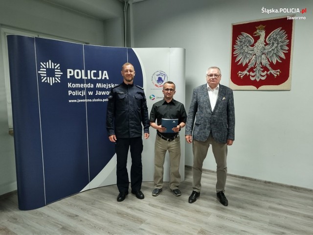 Insp. dr Piotr Uwijała, Komendant Miejski Policji w Jaworznie spotkał się z kierowcą PKM i wraz z jaworznickimi policjantami podziękował mężczyźnie za wzorową i godną naśladowania postawę.