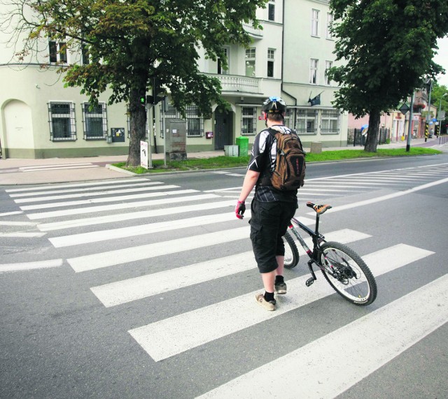 Sygnalizator na ul. Stary Rynek Oliwski zasłania duże drzewo