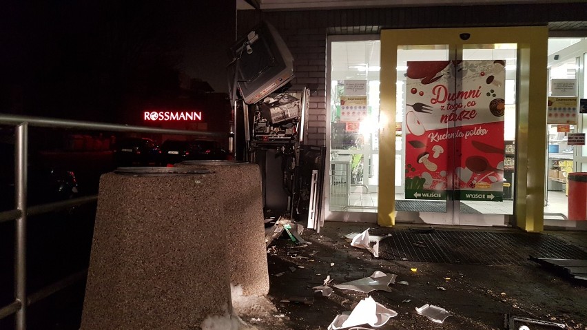 Wysadzili bankomat na ulicy Tamka w Łodzi. Policja poszukuje złodziei [ZDJĘCIA]