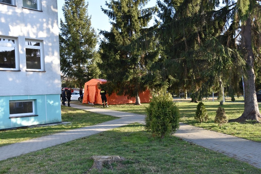 Państwowa Straż Pożarna ustawiła przed gorlickim SOR-em pomarańczowy namiot - polową izbę przyjęć