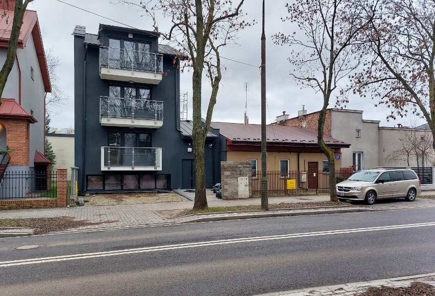 Najmniejszy blok w Warszawie. 13 mikro-klitek wciśniętych w niepozorny domek. Czy da się tam w ogóle mieszkać? 