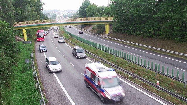 Wypadek na zakopiance w Mogilanach. BMW uderzyło w bariery ochronne