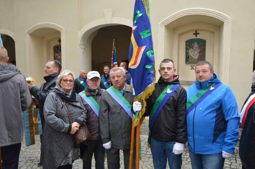 Hodowcy gołębi pocztowych z całej Polski spotkali się na Górze św. Anny [ZDJĘCIA] 