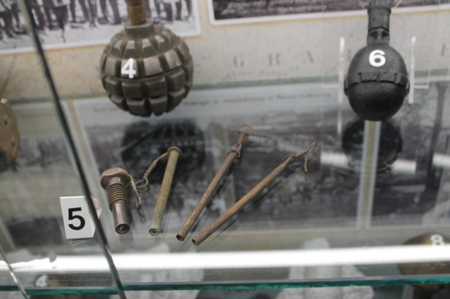 Mosiężne rurki to zapalniki z połowy XIX wieku. Obok nich niemieckie granaty, wszystko to skarby z toruńskiego poligonu i wystawy w CSAiU.