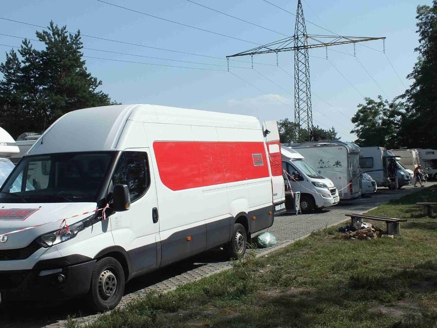 Zlot camperów nad starachowickim kąpieliskiem Piachy. Są ludzie z całego kraju. Zobacz zdjęcia