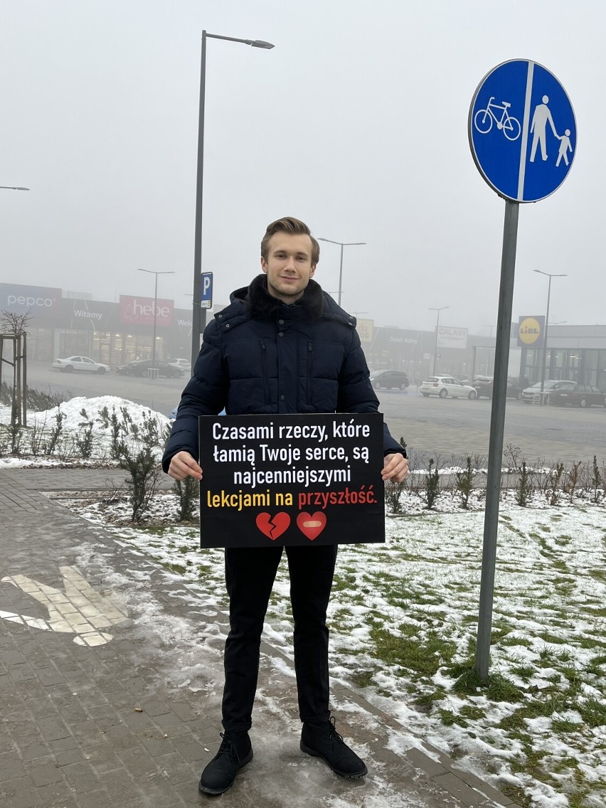 22-letni Kamil Raczkowski stara się rozweselić i pozytywnie zmienić Suwałki