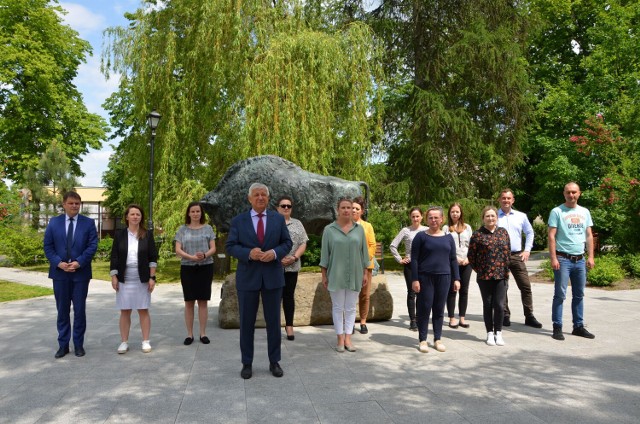 Burmistrz wraz z pracownikami włączył się w akcję OlchówkaChallenge, czyli zbiórkę pieniędzy na rehabilitację strażaka Michała Łukszy z Olchówki