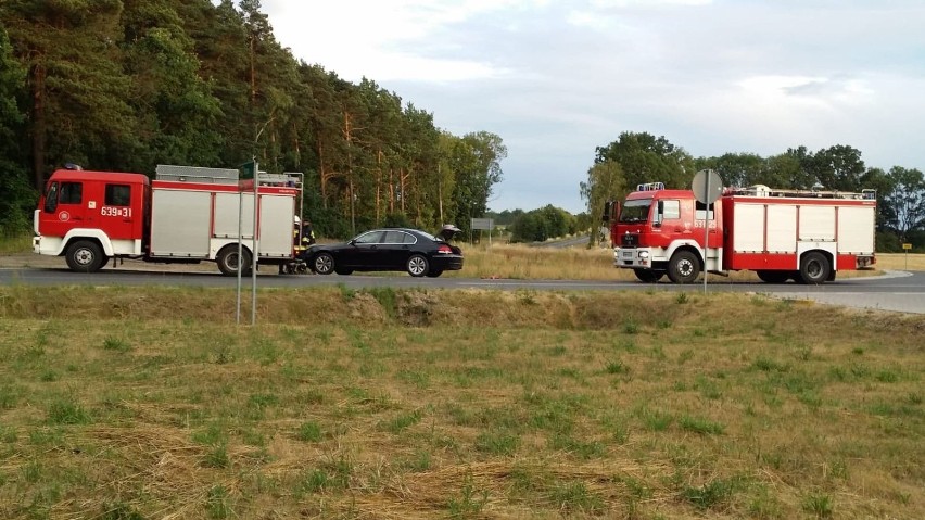 Pożar samochodu na trasie Wągrowiec-Skoki. Na miejsce wysłano straż pożarną