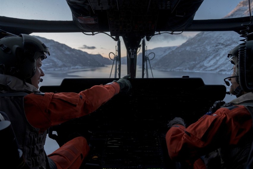 Śmigłowiec SNMG1 patrolujący wybrzeże Morza Północnego.
