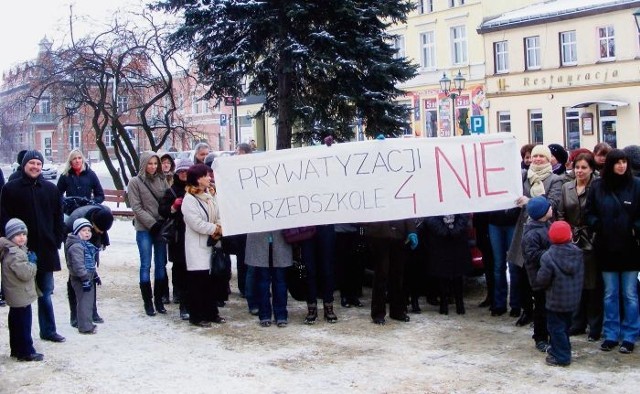 W sobotę rodzice protestowali przeciwko przekształceniu publicznych przedszkoli w prywatne