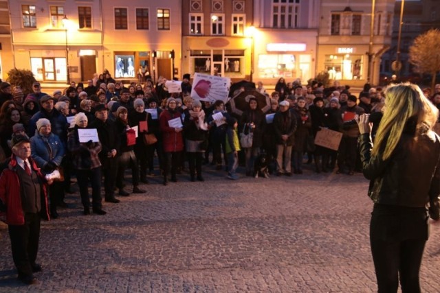 Około pół tysiąca kobiet, a wśród nich kilkudziesięciu panów, protestowało w środę na Rynku głównym w Grudziądzu przeciw działaniom rządu PiS. 


Strajk kobiet w Warszawie. "Ściana furii" pod siedzibą PiS przy Nowogrodzkiej.

