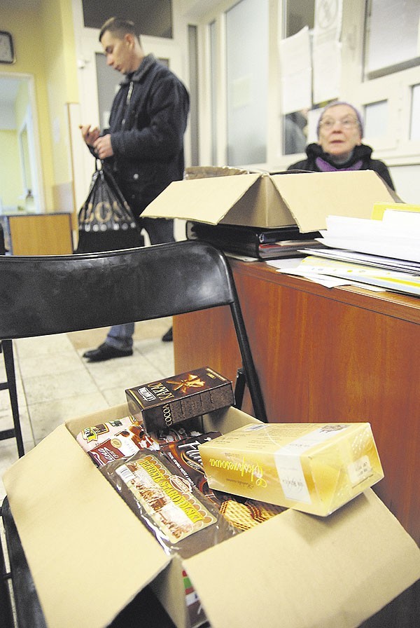 Paczki świąteczne są dość skromne, ale dla osób pozbawionych jakichkolwiek środków do życia to i tak duże wsparcie.