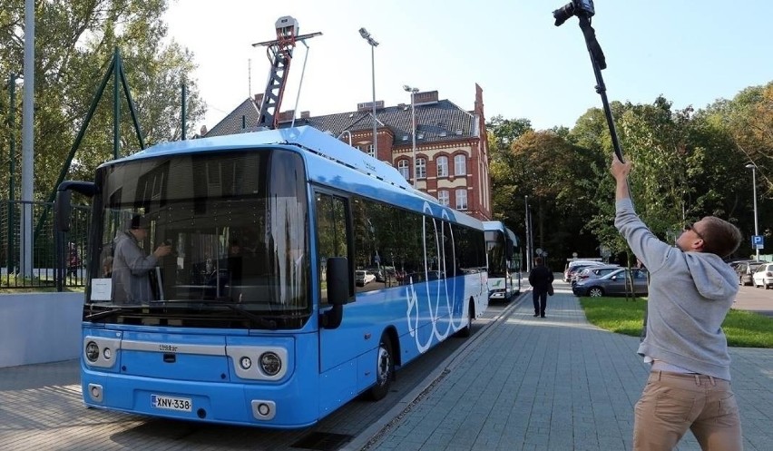 Autobus elektryczny na stacji ładowania