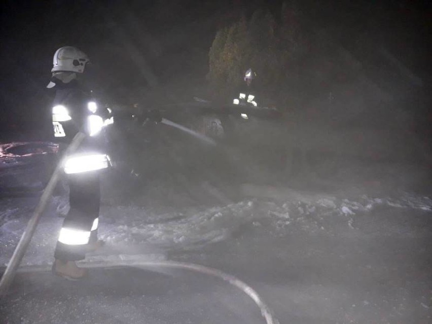 Gostwica pożar samochodu osobowego. Strażacy półtorej godziny gasili audi A6 [ZDJĘCIA]