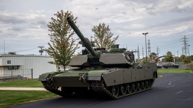 Abrams M1A2 SEPv3
Głównym uzbrojeniem wariantów M1A2 jest gładkolufowe działo M256 120 mm, zaprojektowane przez niemieckie zakłady Rheinmetall, na które fabryka General Dynamics wzięła licencję i produkuje je w mieście Lima w stanie Ohio.
