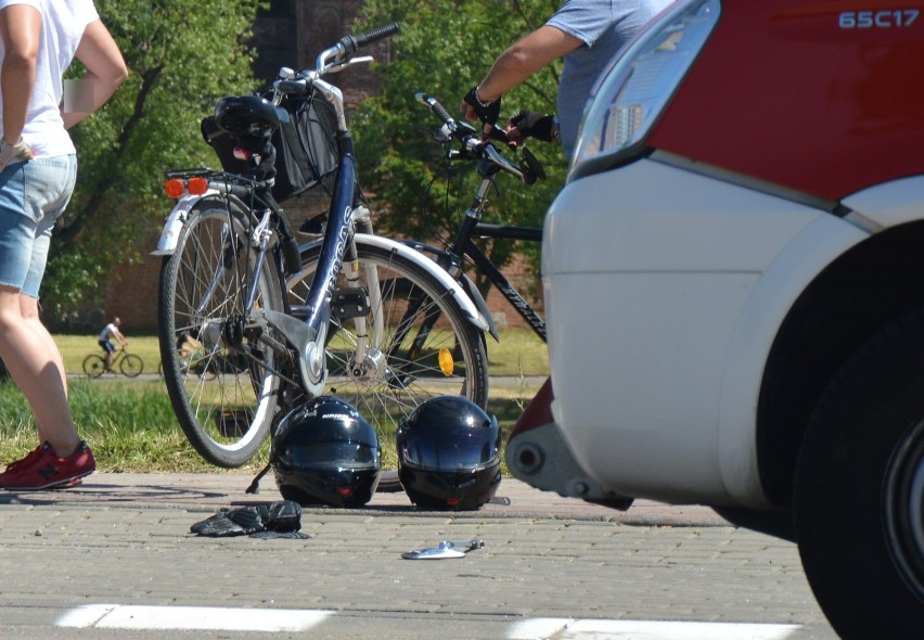 Malbork. Wypadek z udziałem motocyklisty na ul. Wałowej [ZDJĘCIA]. Dwie osoby w szpitalu