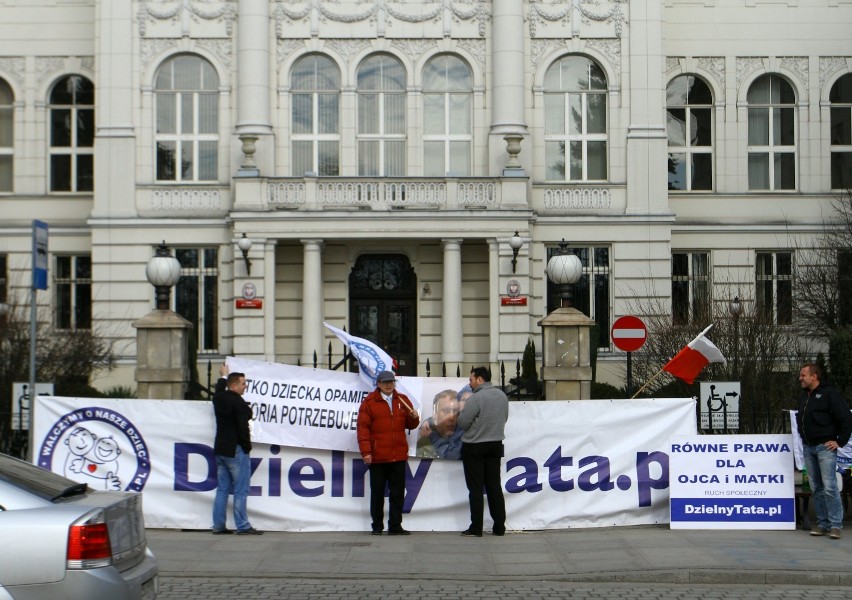 Protest ojców w Piotrkowie pod gmachem Sądu Okręgowego. Znów interweniowała policja