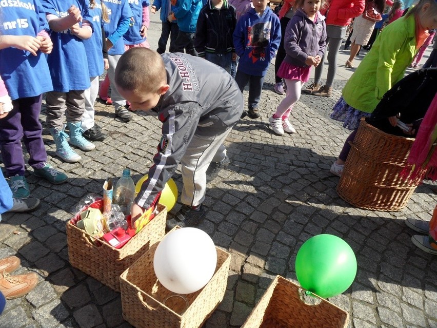 Ekologiczny happening na Rynku w Mysłowicach. Zobacz, jak dzieci uczą się segregować śmieci