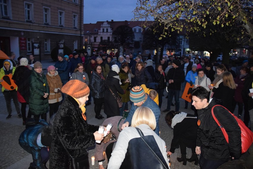 Łańcuch światła z wykrzyknikiem - wiec poparcia dla strajkujących nauczycieli w Pleszewie