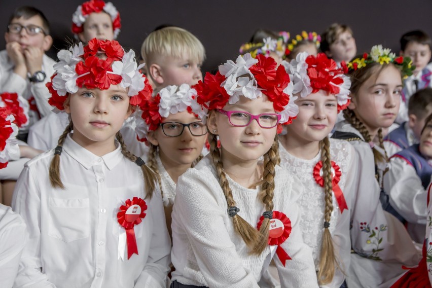 Rumia. SP nr 1 zwyciężyła na wojewódzkim etapie konkursu "Do Hymnu"| ZDJĘCIA