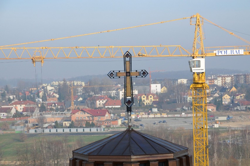 Budowa Centrum Jana Pawła II: wielki krzyż umieszczono na dzwonnicy [ZDJĘCIA]