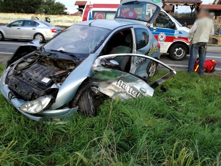 Dwa samochody roztrzaskane obok zamczyska "Stara Baśń". Błyskawiczna akcja strażaków