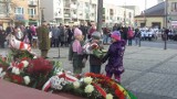 Delegacje złożyły wiązanki kwiatów pod pomnikiem Marszałka Piłsudskiego w Kraśniku