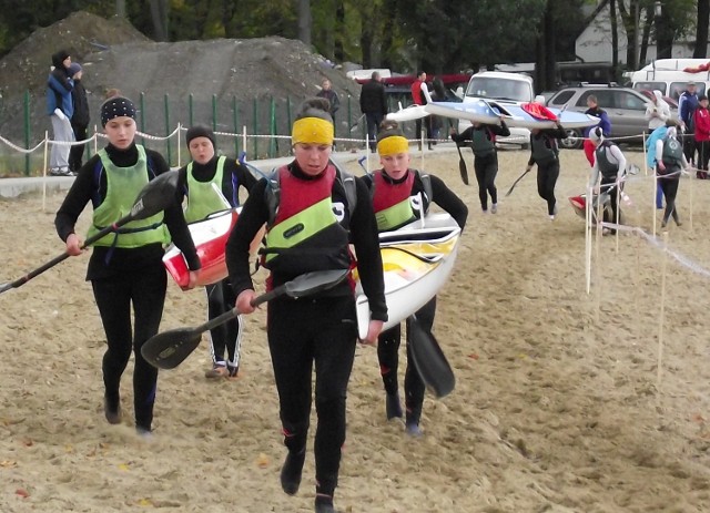 Podczas regat w maratonie zawodnicy czekają też uciążliwe &#8222;przenoski&#8221;, czyli bieg z kajakiem