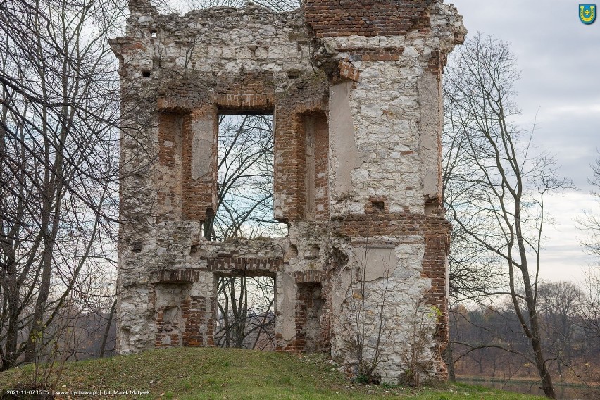 Jeźdźcy kultywujący tradycje ułanów zakończyli rajd konny po Lubelszczyźnie. Odwiedzili m.in. ruiny pałacu w Bychawie (ZDJĘCIA i WIDEO)