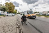 Kraków. Mężczyźni na wózkach muszą jeździć ulicą pełną aut. Chodnik jest, ale w fatalnym stanie, a na remont nie ma pieniędzy 