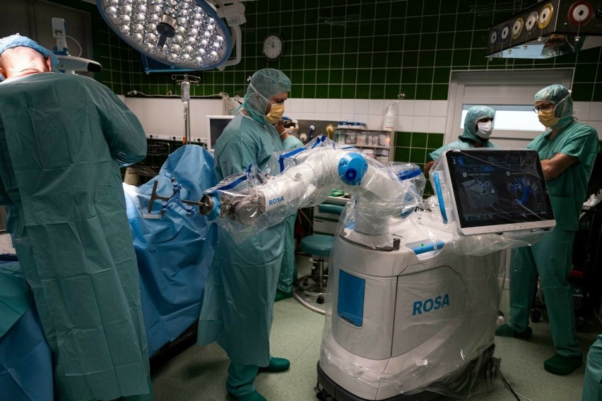 Robot ROSA jest dużym wsparciem dla chirurgicznego zespołu