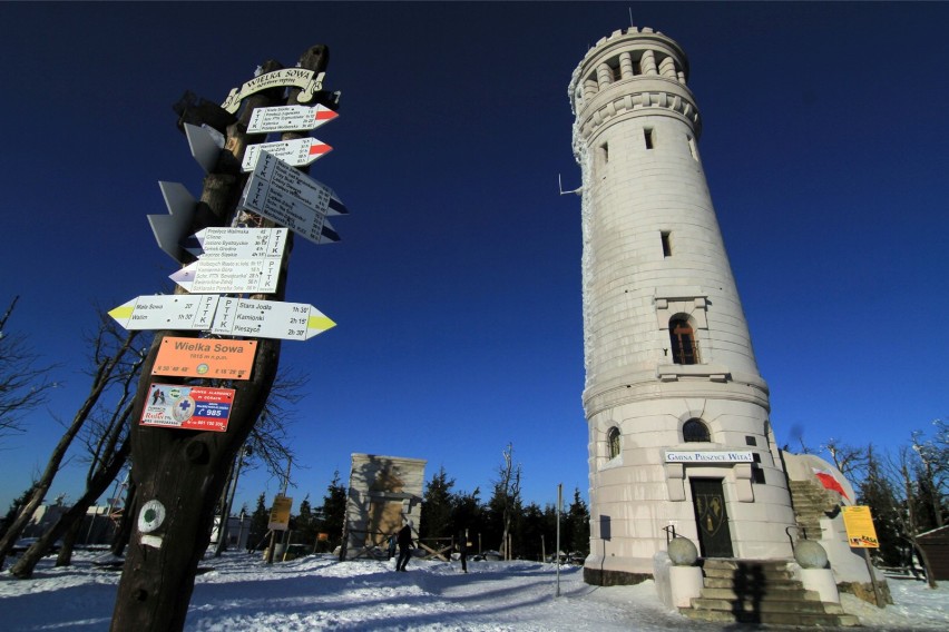 Tak malowniczo wieża prezentuje się w zimowej szacie