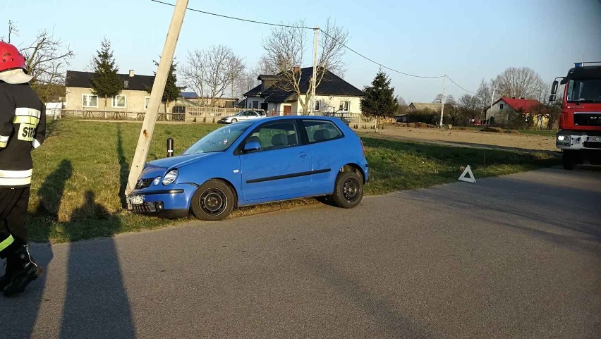 Wypadek w powiecie włocławskim. Volkswagen uderzył w słup [zdjęcia]