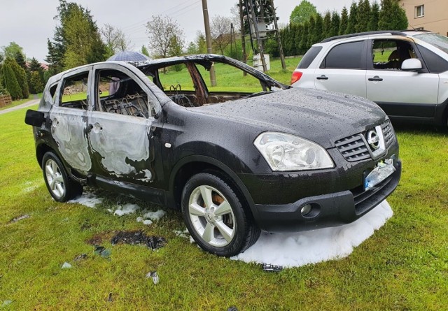 W nocnym pożarze w Skrzyszowie uszkodzone zostały dwa wystawione na sprzedaż samochody