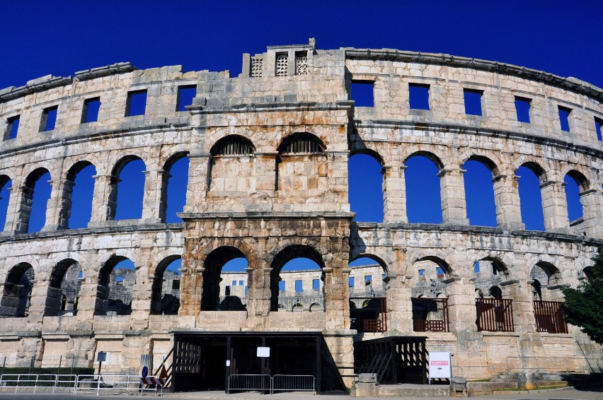Rzymski amfiteatr z I w. n.e. Wzniesiony przez cesarza...