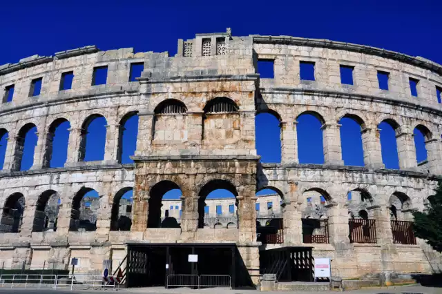 Rzymski amfiteatr z I w. n.e. Wzniesiony przez cesarza Wespazjana. Jest to obok rzymskiego Koloseum i areny we francuskim Nimes najlepiej zachowana budowla tego typu na świecie. Fot. Teresa Stachowicz