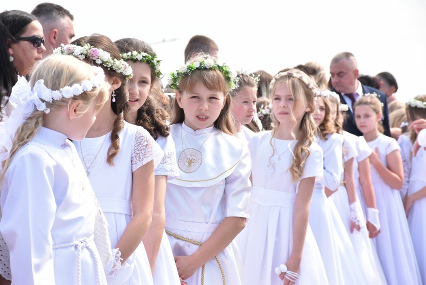 Pierwsza Komunia Święta 2024 w Malborku. Tłum dzieci świętował ten ważny dzień w parafii św. Urszuli Ledóchowskiej