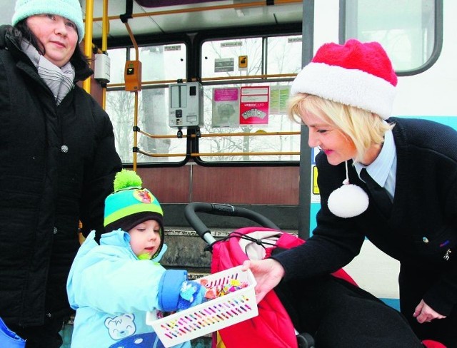 Krystyna Obara rozdawała cukierki w tramwaju linii 24. Najbardziej z akcji cieszyły się dzieci