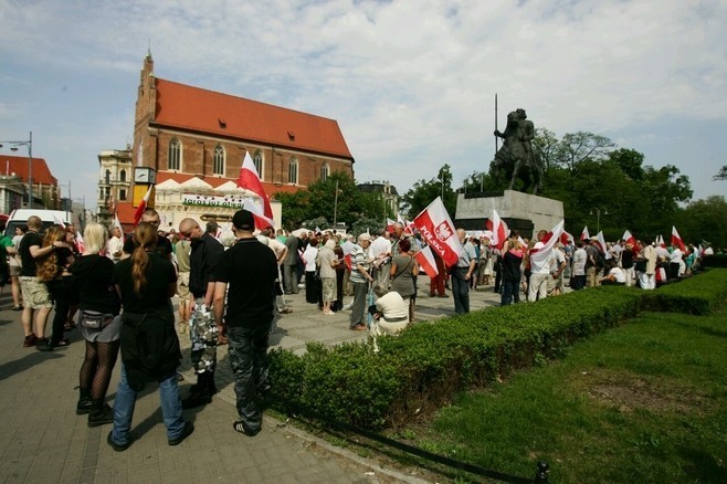 Wrocław: NOP, kibice i PiS na wspólnej manifestacji (ZDJĘCIA)