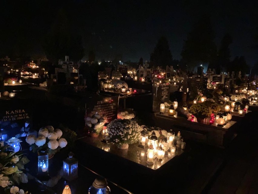 Cmentarz w Makowie Mazowieckim nocą z 31.10 na 1.11.2021. Zdjęcia