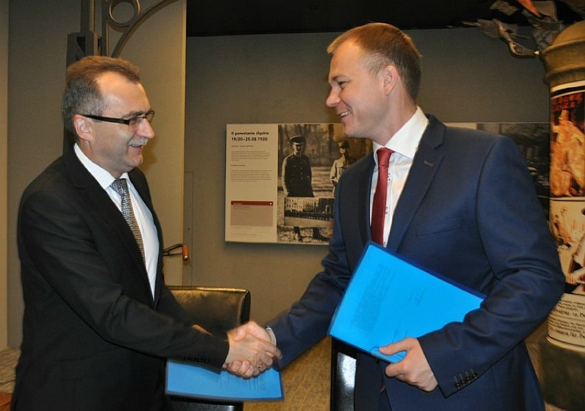 Umowę o współpracy podpisali Dawid Kostempski, prezydent...