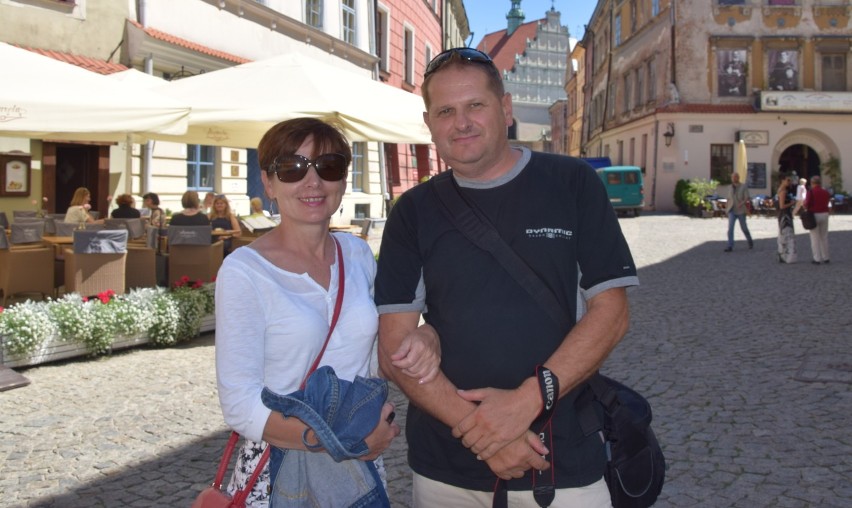 Halina i Jerzy Grzywowie podczas spaceru po Starym Mieście