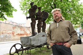 Najeźdźcy stanęli przed Biurem Wystaw Artystycznych w Kielcach. Autorem  jest Sławomir Micek, znany rzeźbiarz. Zobaczcie zdjęcia i film | Kielce  Nasze Miasto