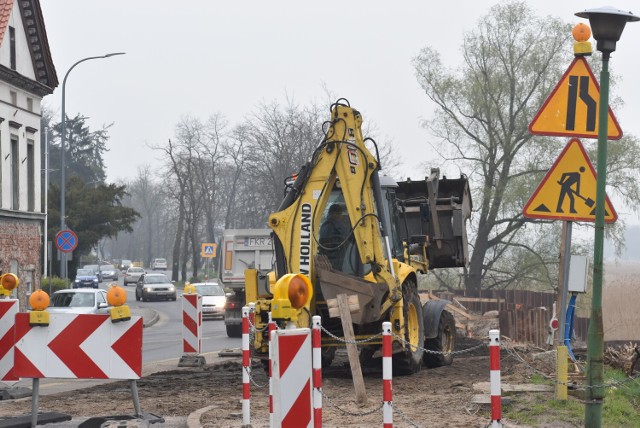 W Krośnie Odrzańskim trwa wiele robót budowlanych i dotyczą one przygotowania się do podniesienia zabytkowego mostu oraz zabezpieczenia przeciwpowodziowego. Oto najnowsze zdjęcia z prac >>>