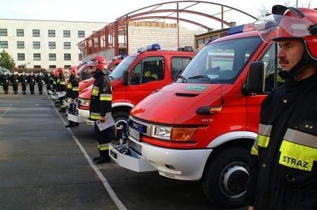 Podczas oficjalnej uroczystości przekazano 10 samochodów. Pozostałe od początku roku służą już strażakom w wybranych jednostkach. Fot. B. Tajl